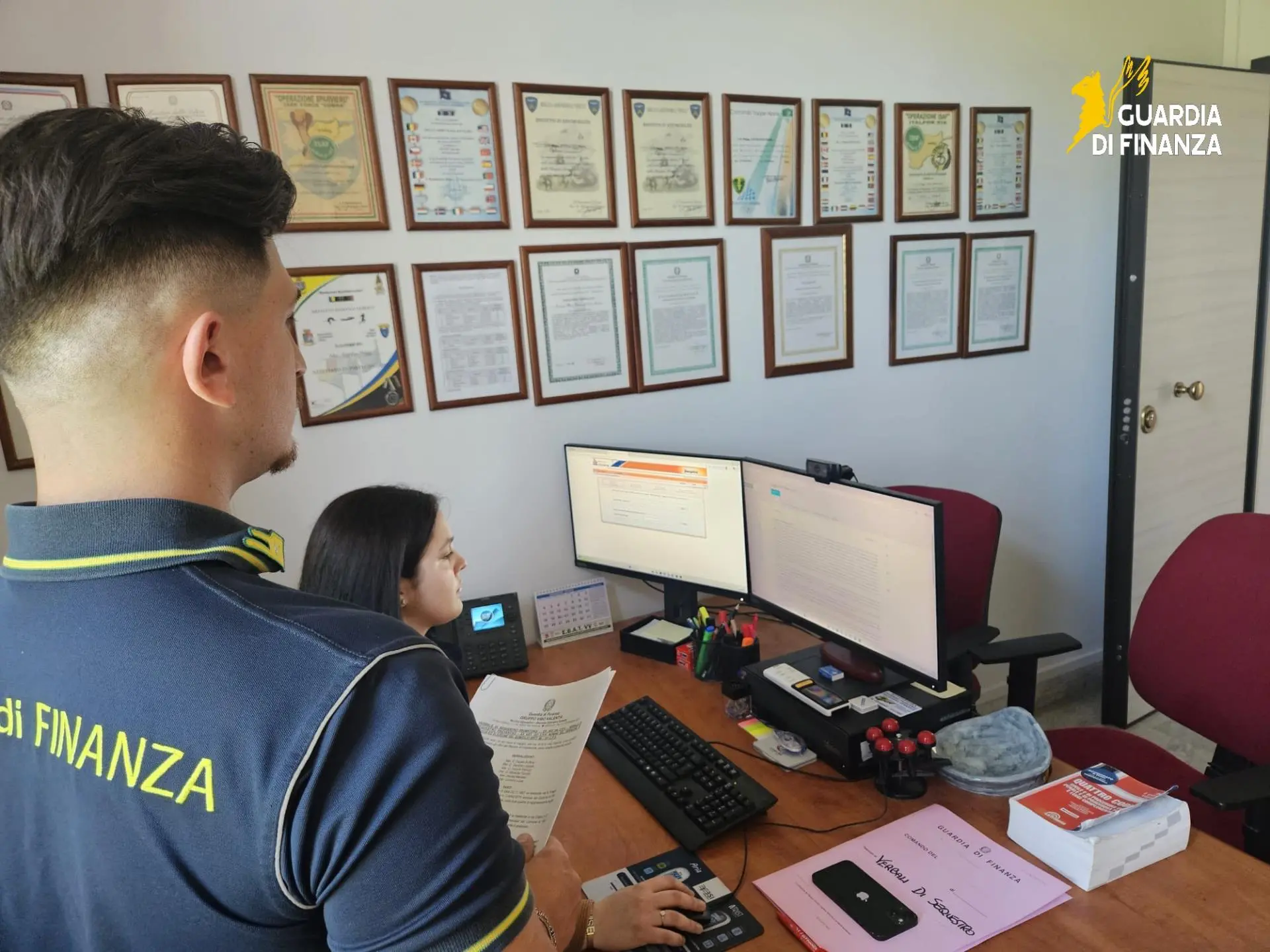 Gioco illegale a Vibo, chat WhatsApp per gestire le scommesse: blitz della Finanza in centro città\n