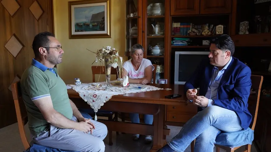 <p>Il senatore Rapani incontra la famiglia Bruno</p>\\n