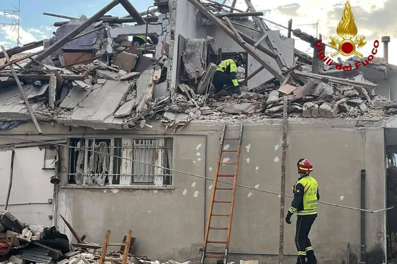 Dramma a Porto Sant'Elpidio, palazzina distrutta da una possibile fuga di gas: un morto\n