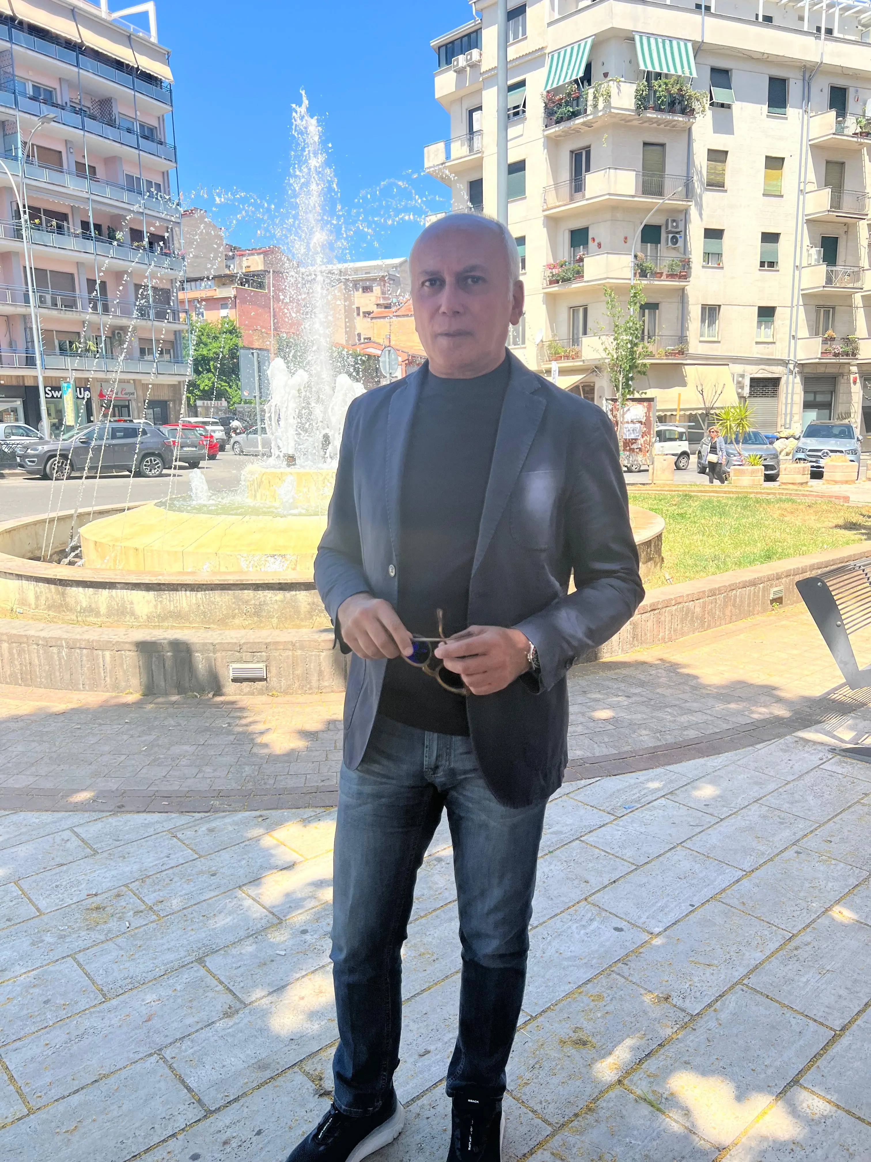 Cosenza, tornano in funzione le fontane di Piazza Loreto: Franz Caruso lancia un appello contro l’inciviltà\n
