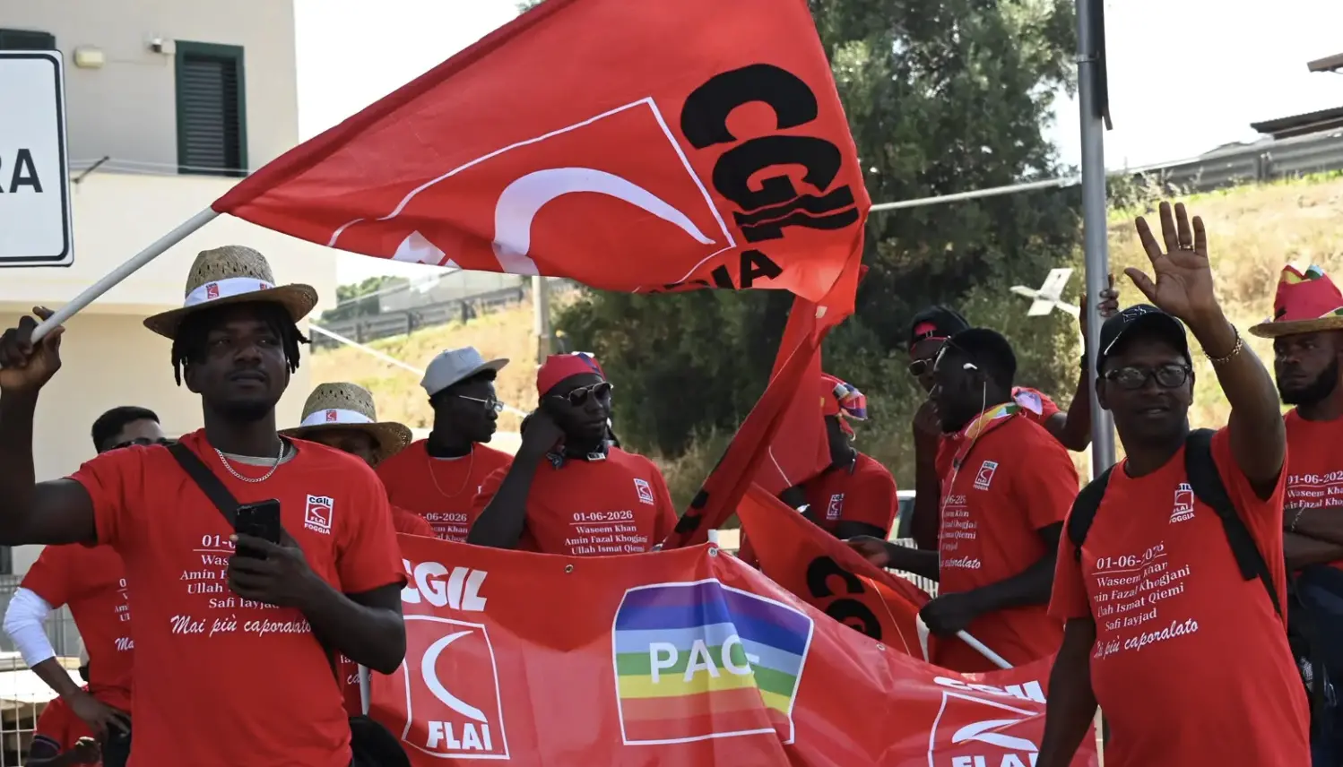 Amendolara, al via la manifestazione per i quattro migranti morti: arrivano associazioni, attivisti e forze dell’ordine –\u00A0LIVE\n