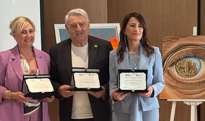 Il Premio Eccellenze Mediterranee alla preside Mariarosaria Russo\n