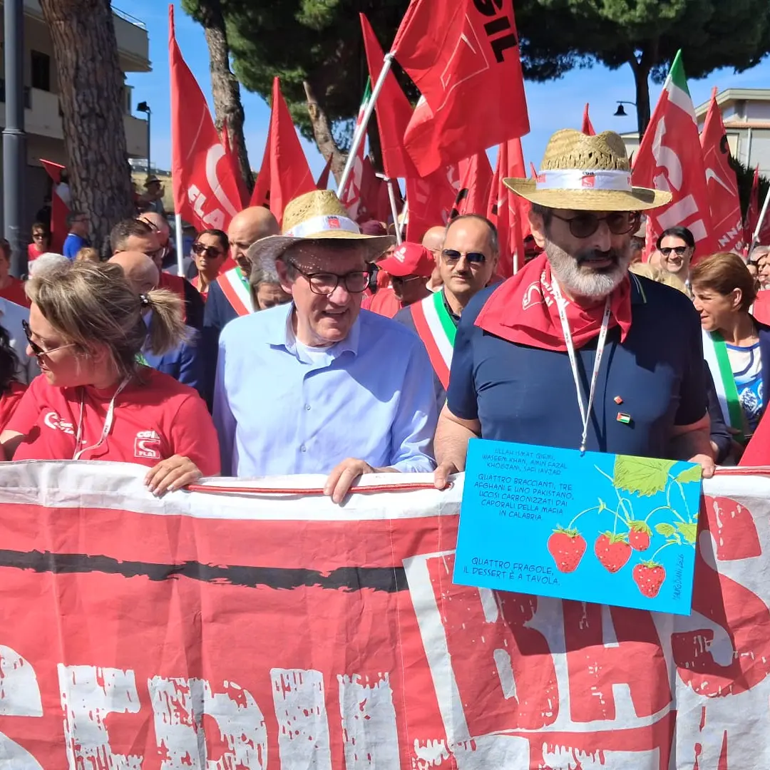 L’urlo di Landini ad Amendolara: «Nessuna copertura per i criminali che fanno i soldi sulla pelle dei braccianti»\n