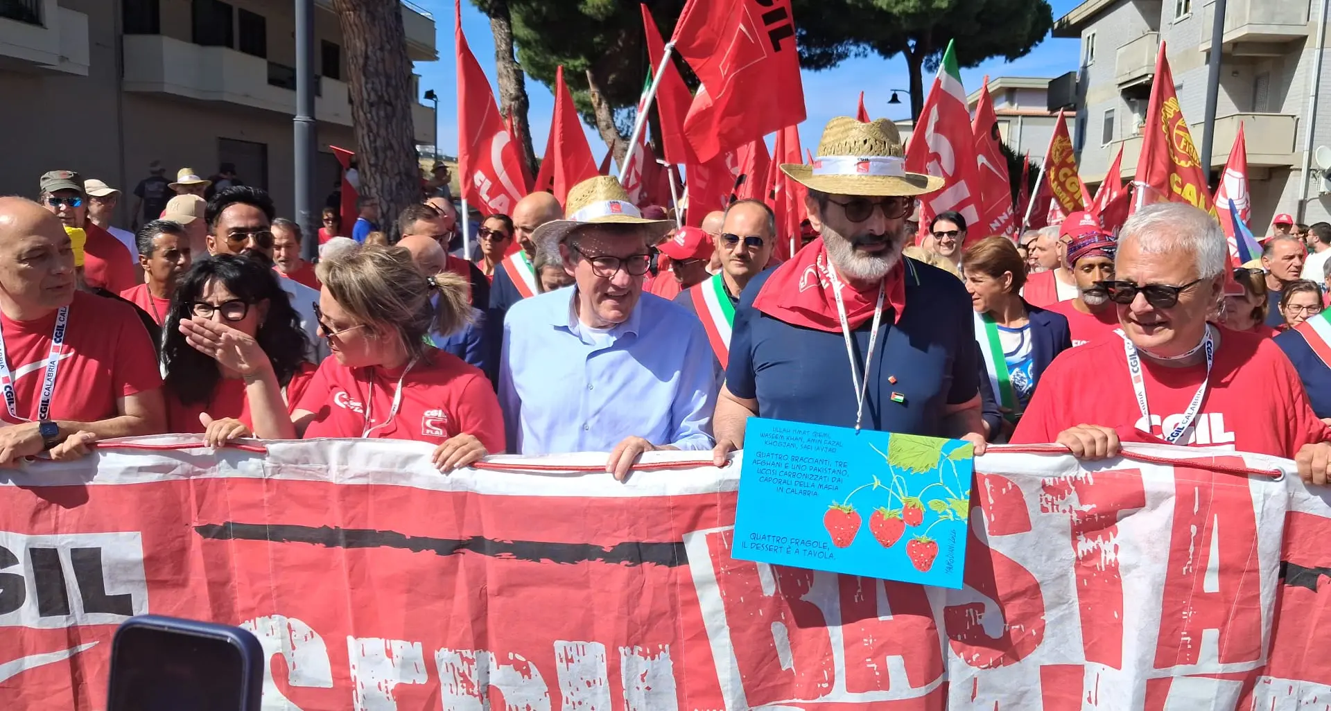 L’urlo di Landini ad Amendolara: «Nessuna copertura per i criminali che fanno i soldi sulla pelle dei braccianti»\n