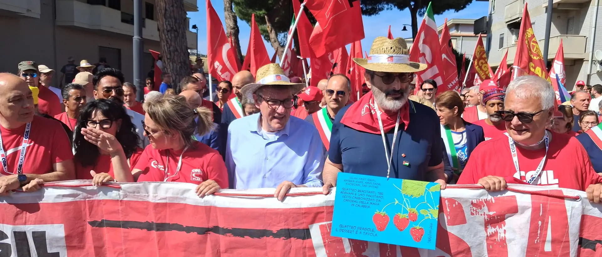L’urlo di Landini ad Amendolara: «Nessuna copertura per i criminali che fanno i soldi sulla pelle dei braccianti»\n