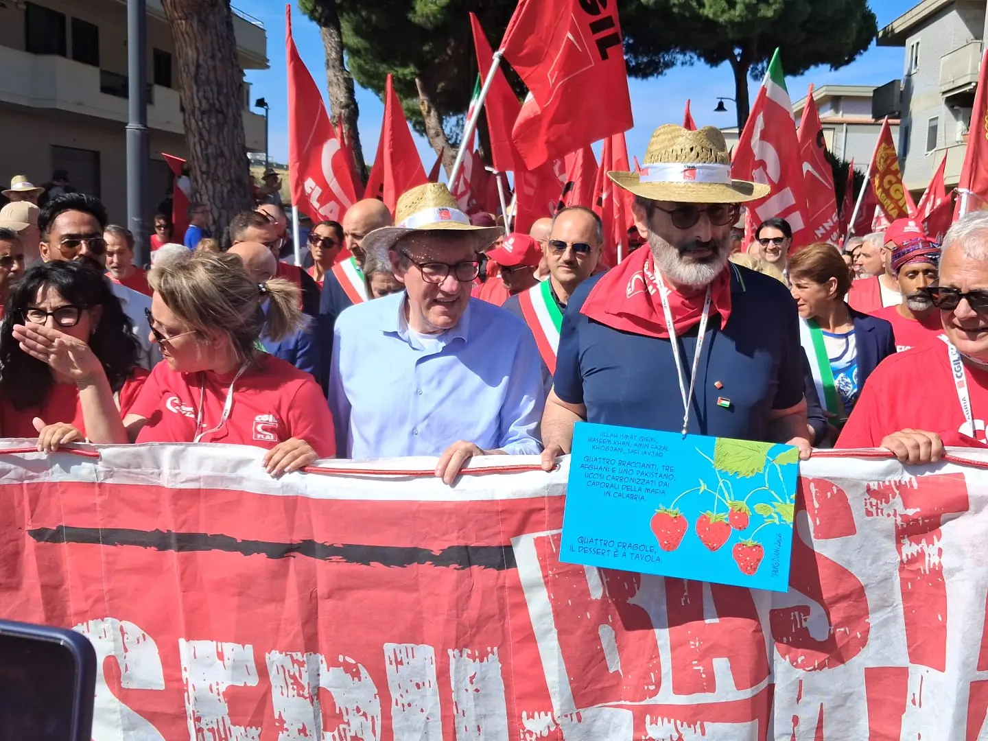 L’urlo di Landini ad Amendolara: «Nessuna copertura per i criminali che fanno i soldi sulla pelle dei braccianti»