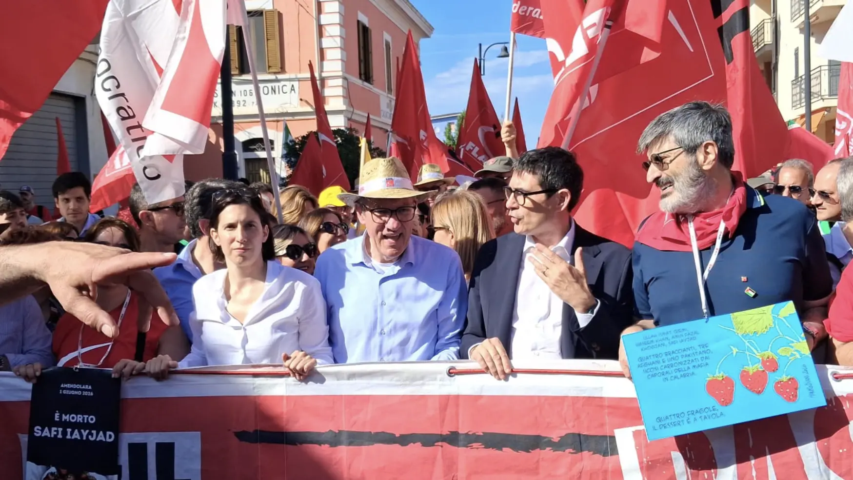 <p>Amendolara, migliaia in corteo dopo il delitto dei braccianti: <span style=\"color:hsl(0, 75%, 60%);\">«Mai più sfruttamento e ipocrisia»</span></p>