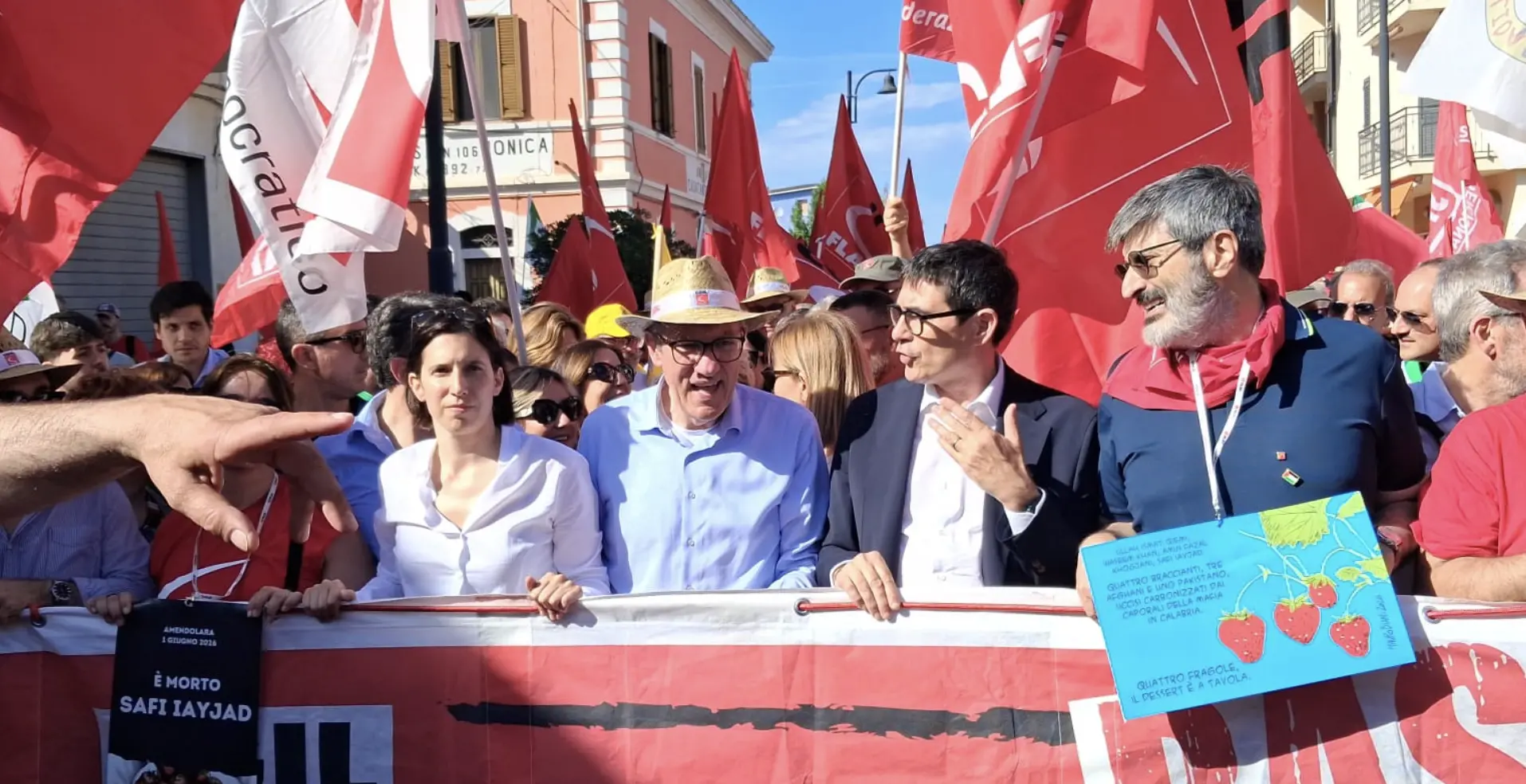 Amendolara, migliaia in corteo dopo il delitto dei braccianti: «Mai più sfruttamento e ipocrisia»\n
