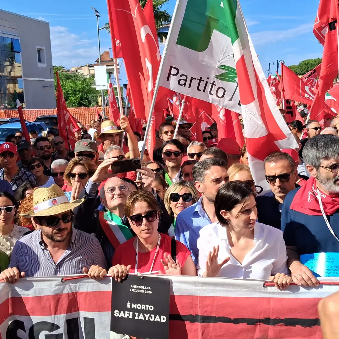 <p>Amendolara, il corteo dopo la strage: «Gli stranieri muoiono e gli italiani si arricchiscono». C'è anche Elly Schlein – LIVE</p>