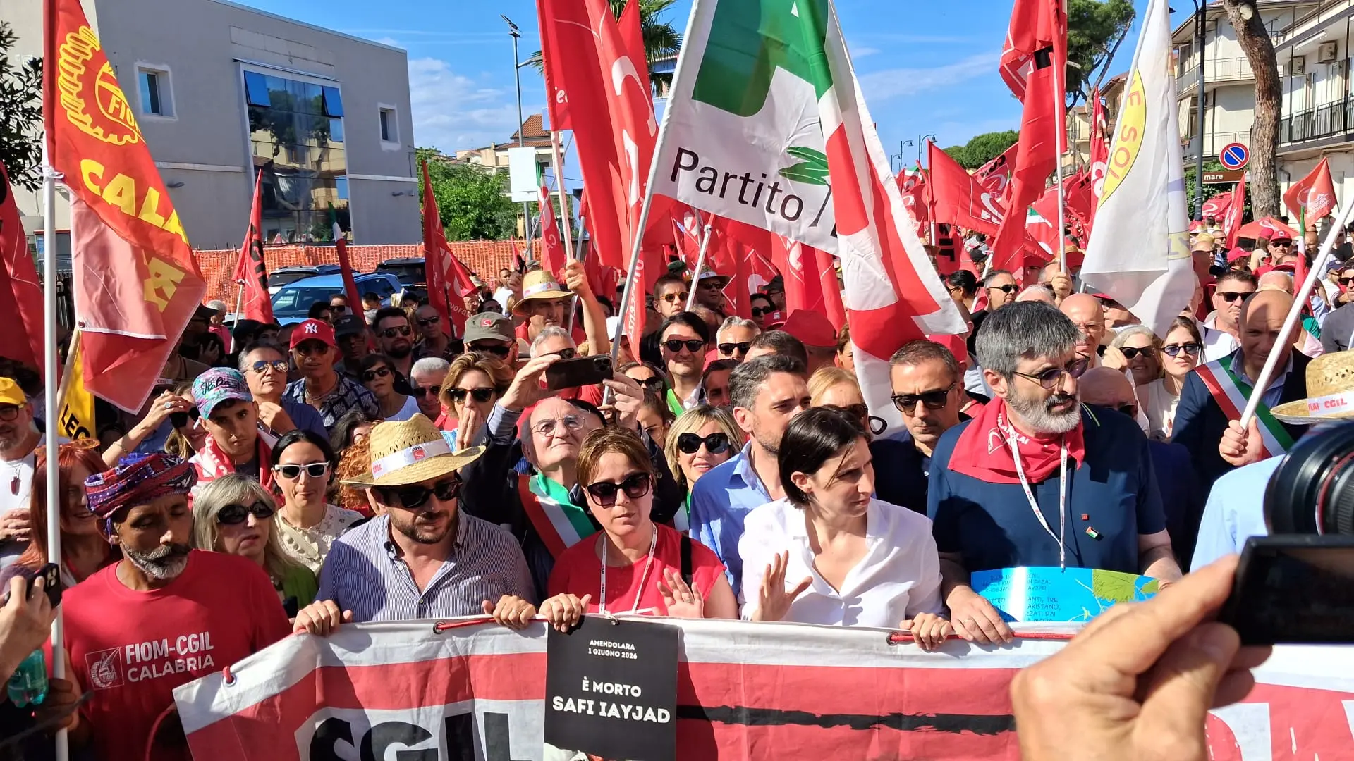 <p>La Calabria dice <span style=\"color:hsl(0,75%,60%);\">No alla nuova schiavitù</span>, Landini: «Possibile battere il caporalato ma serve volontà politica»</p>