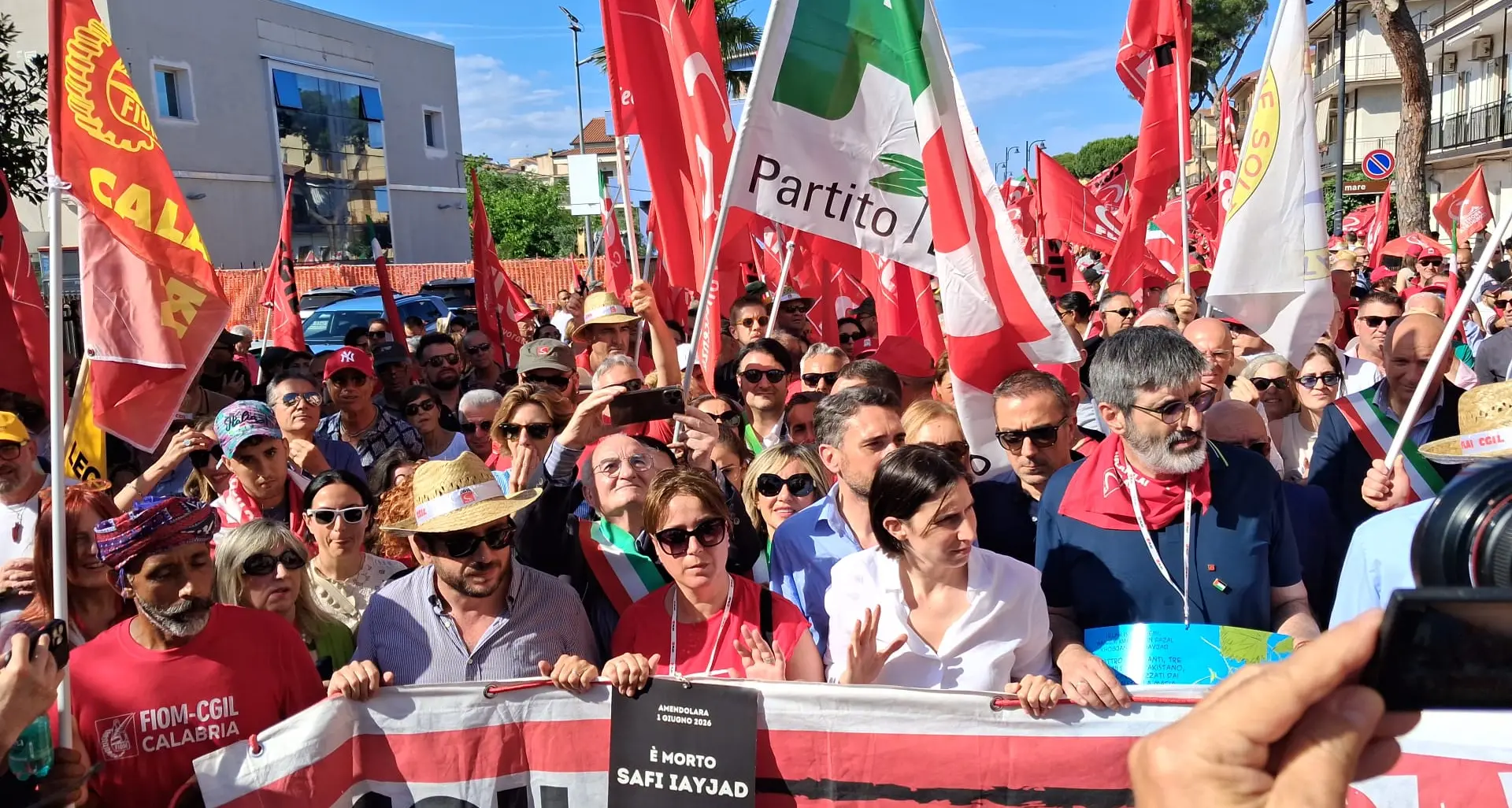 <p>La Calabria dice <span style=\"color:hsl(0,75%,60%);\">No alla nuova schiavitù</span>, Landini: «Possibile battere il caporalato ma serve volontà politica»</p>