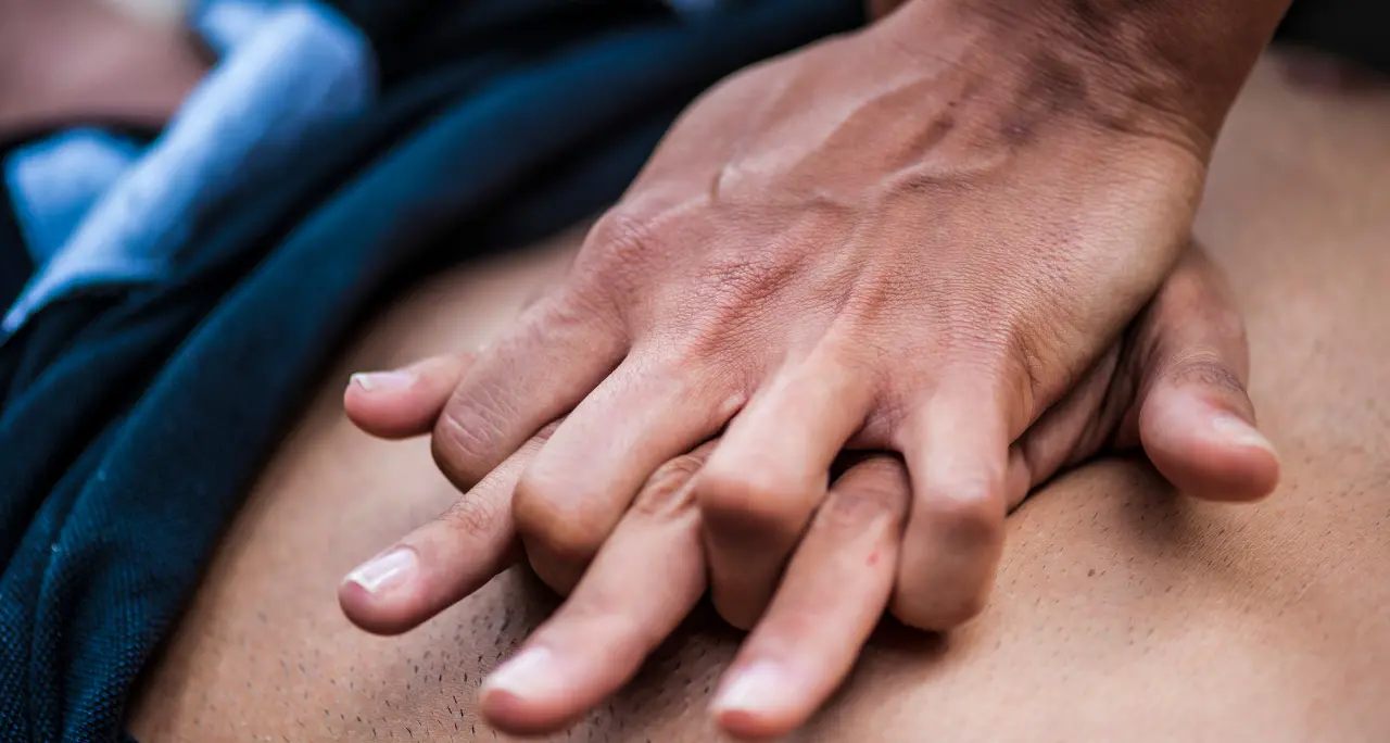 Turista danese salvato dopo un arresto cardiaco in un resort di Pizzo. I ringraziamenti dalla Danimarca: «Grande umanità»\n