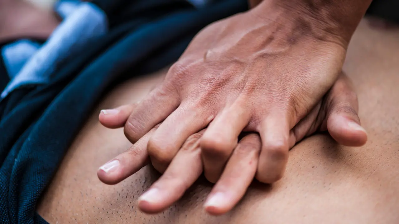 Turista danese salvato dopo un arresto cardiaco in un resort di Pizzo. I ringraziamenti dalla Danimarca: «Grande umanità»\n