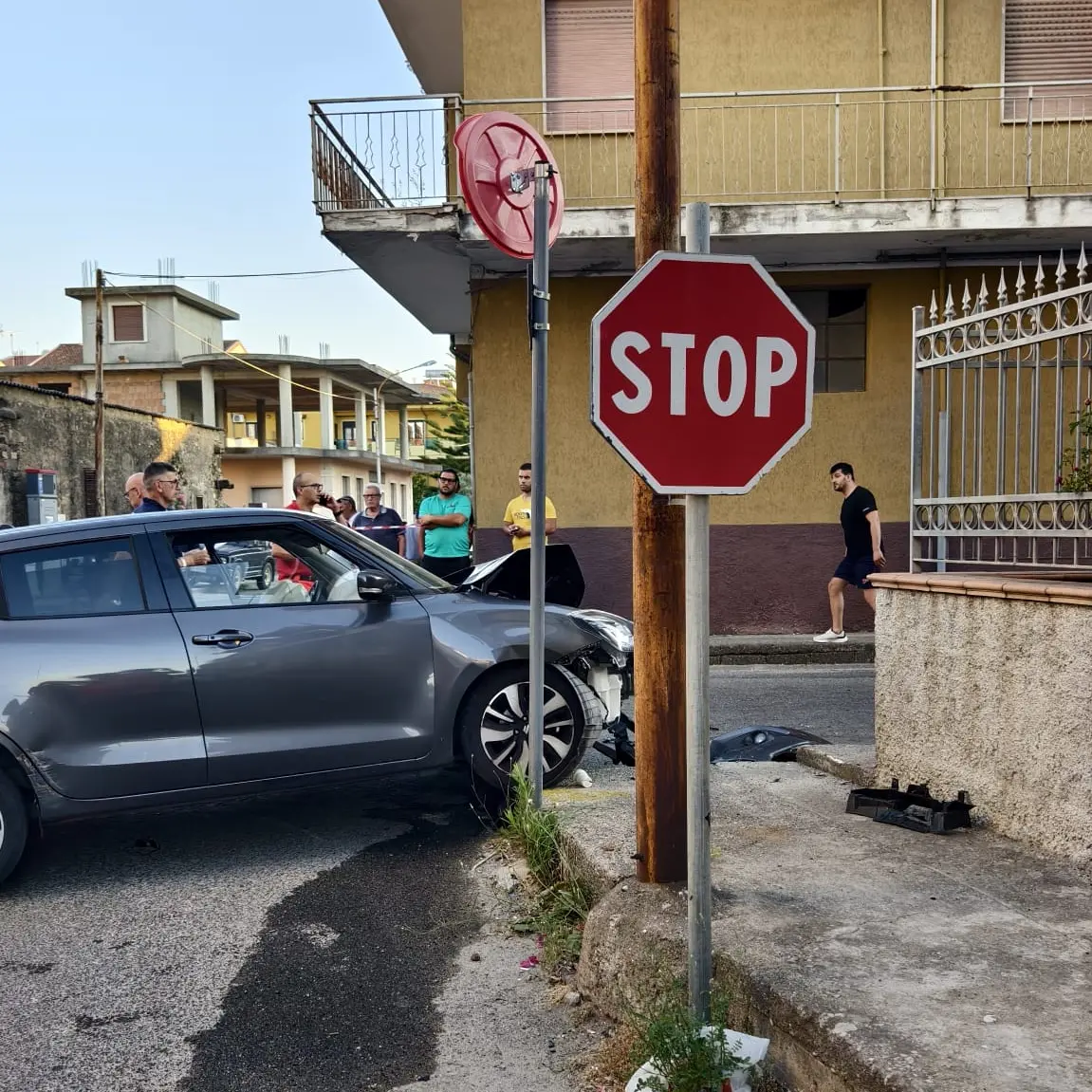 Scontro a Cirò Marina tra\u00A0ambulanza\u00A0 e auto,\u00A0personale ferito a bordo. Il Nursind: «Più attenzione ai mezzi di soccorso»\n