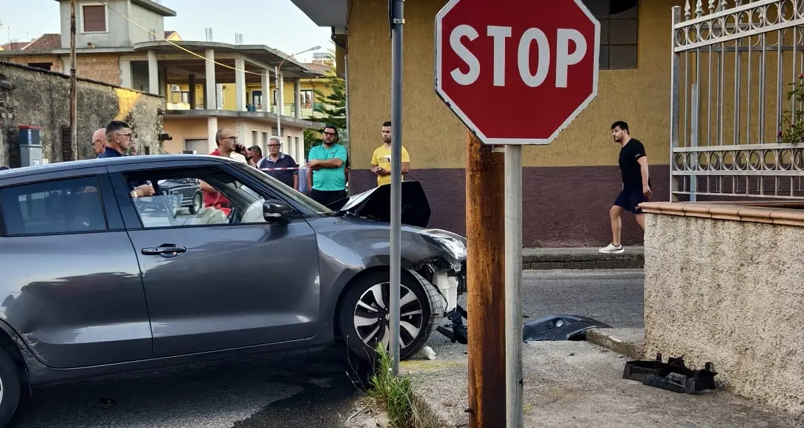 Scontro a Cirò Marina tra\u00A0ambulanza\u00A0 e auto,\u00A0personale ferito a bordo. Il Nursind: «Più attenzione ai mezzi di soccorso»\n