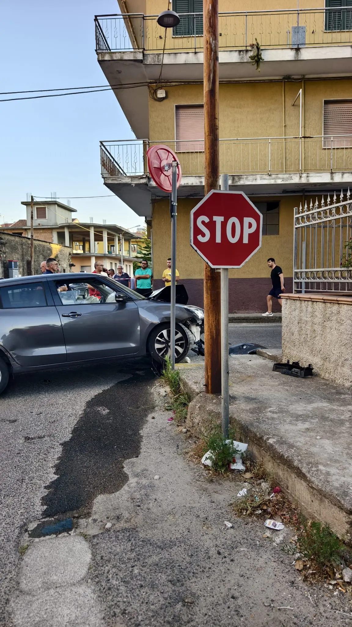 Scontro a Cirò Marina tra\u00A0ambulanza\u00A0 e auto,\u00A0personale ferito a bordo. Il Nursind: «Più attenzione ai mezzi di soccorso»\n