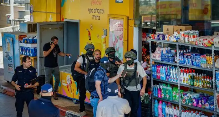 Sparatoria a nord di Tel Aviv: un morto e cinque feriti.\u00A0 Neutralizzati i due attentatori:\u00A0«È terrorismo»\n