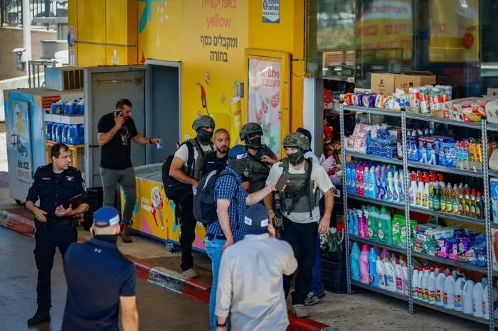 Sparatoria a nord di Tel Aviv: un morto e cinque feriti.\u00A0 Neutralizzati i due attentatori:\u00A0«È terrorismo»\n