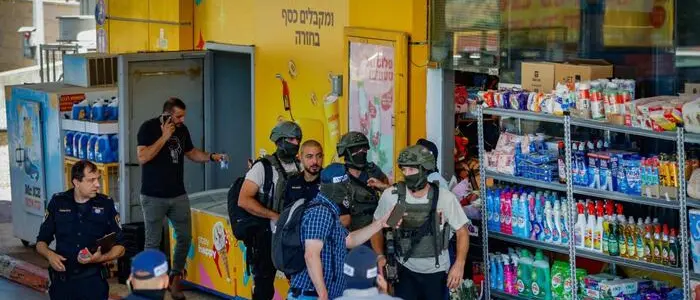Sparatoria a nord di Tel Aviv: un morto e cinque feriti.\u00A0 Neutralizzati i due attentatori:\u00A0«È terrorismo»\n
