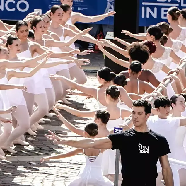 “Ballo in Bianco”, duemila allievi alla sbarra con Roberto Bolle:\u00A0numeri da record a Torino\n