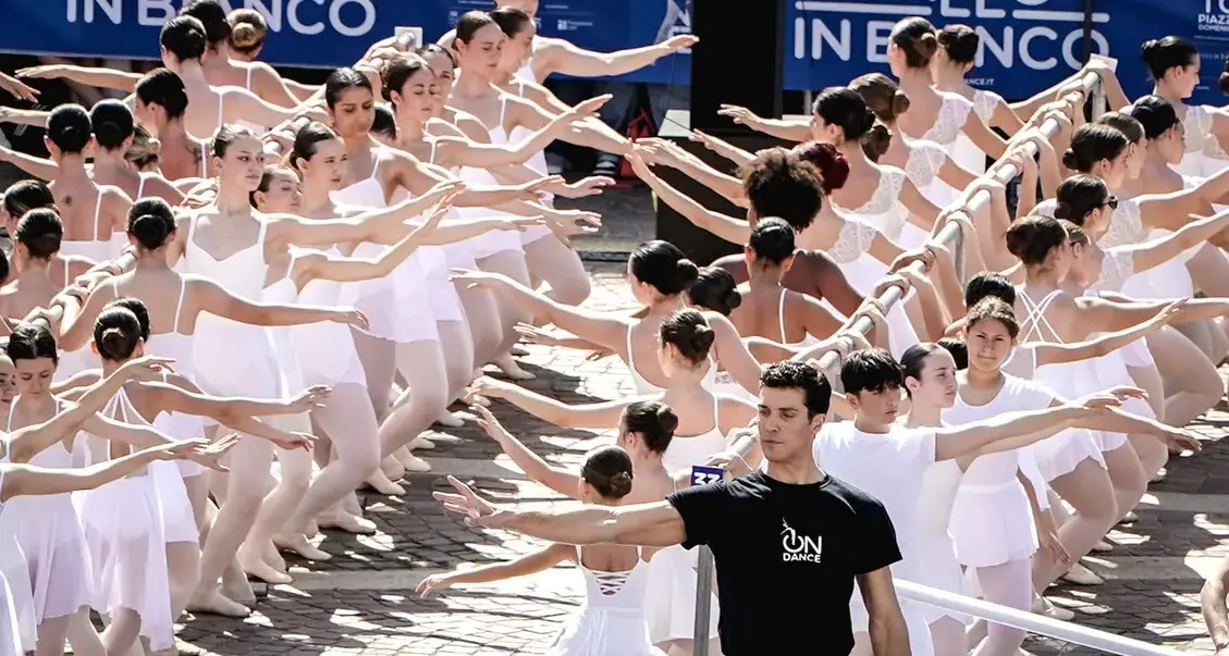 “Ballo in Bianco”, duemila allievi alla sbarra con Roberto Bolle:\u00A0numeri da record a Torino\n
