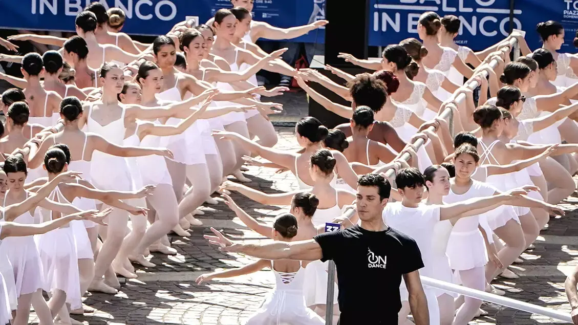 “Ballo in Bianco”, duemila allievi alla sbarra con Roberto Bolle:\u00A0numeri da record a Torino\n