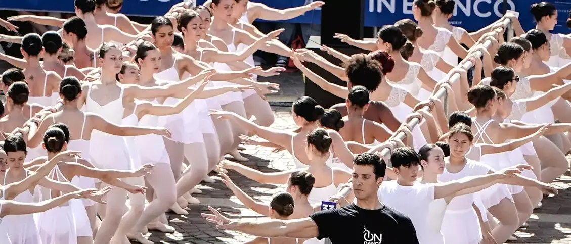 “Ballo in Bianco”, duemila allievi alla sbarra con Roberto Bolle:\u00A0numeri da record a Torino\n