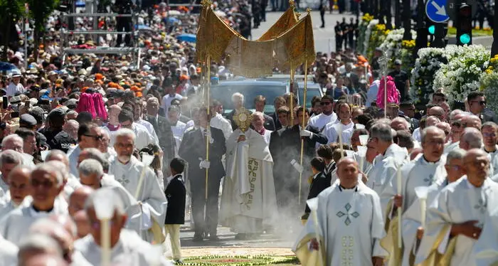Papa Leone XIV a Madrid, più\u00A0un milione di fedeli in\u00A0Plaza de Cibeles: «La fede ci unisce oltre ogni divisione»\n