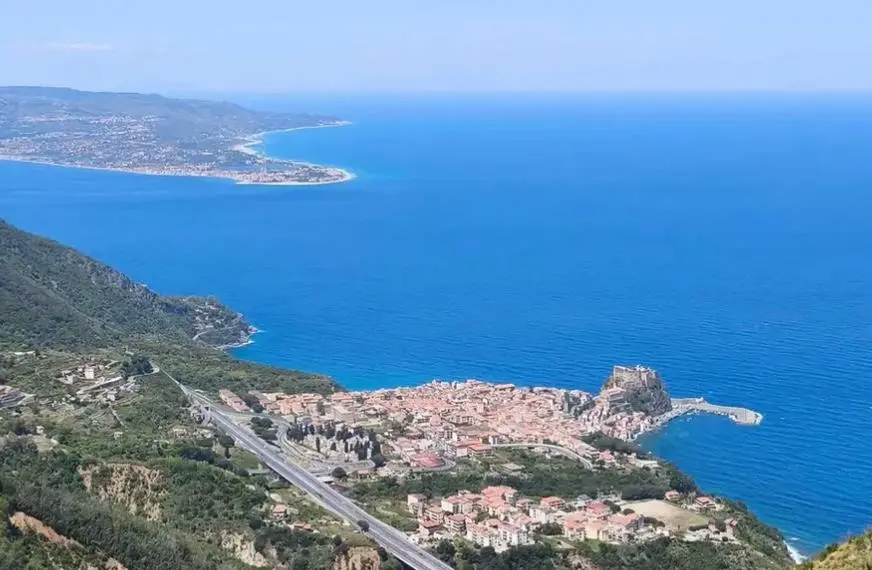 Favazzina, dentro il progetto Edison: la sfida che divide la Costa Viola tra energia, paesaggio e fragilità del territorio\n