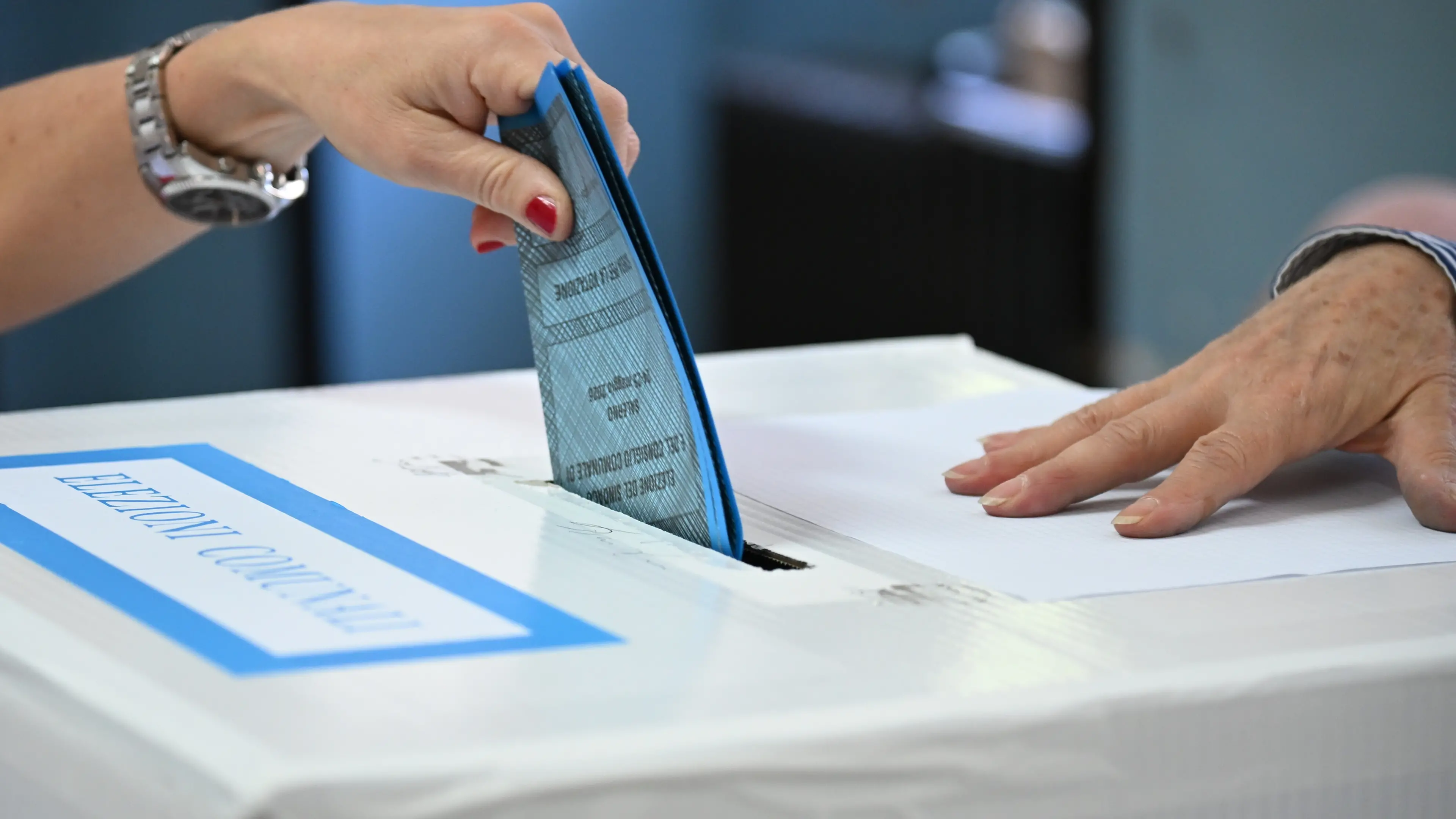 <p>Fino alle 15 seggi aperti a Castrovillari e San Giovanni in Fiore, ecco l'affluenza alle 23. <span style=\"color:hsl(0, 75%, 60%);\">I risultati in diretta </span>su LaC Tv</p>