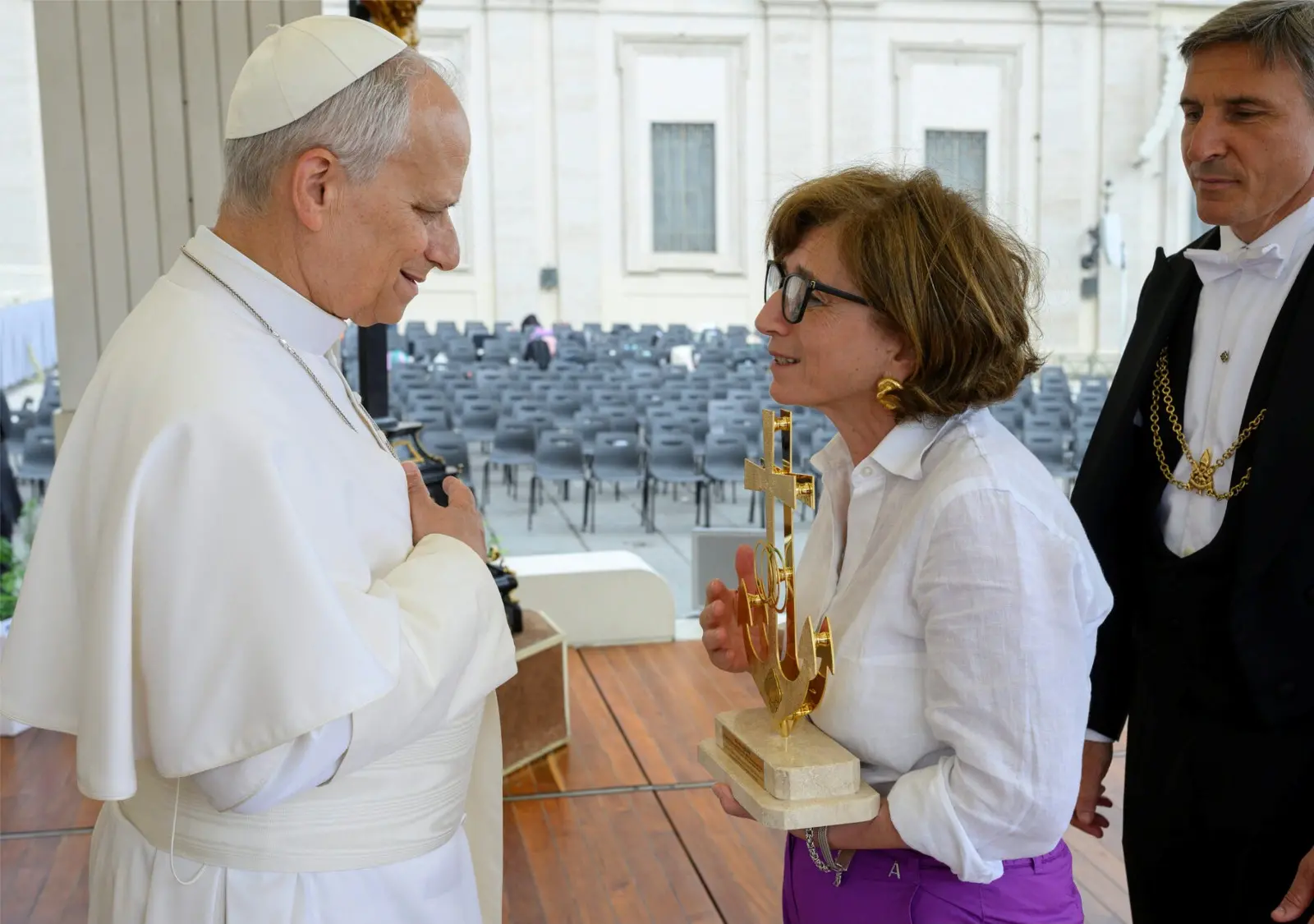 Papa Leone XIV benedice l’opera realizzata dal Liceo artistico di San Giovanni in Fiore insieme a Michele Affidato\n