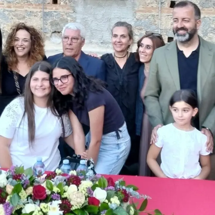 Sorianello ricorda Vincenzo Tigani e Anna Verdiglione: una piazza gremita di emozioni, memoria e partecipazione\n