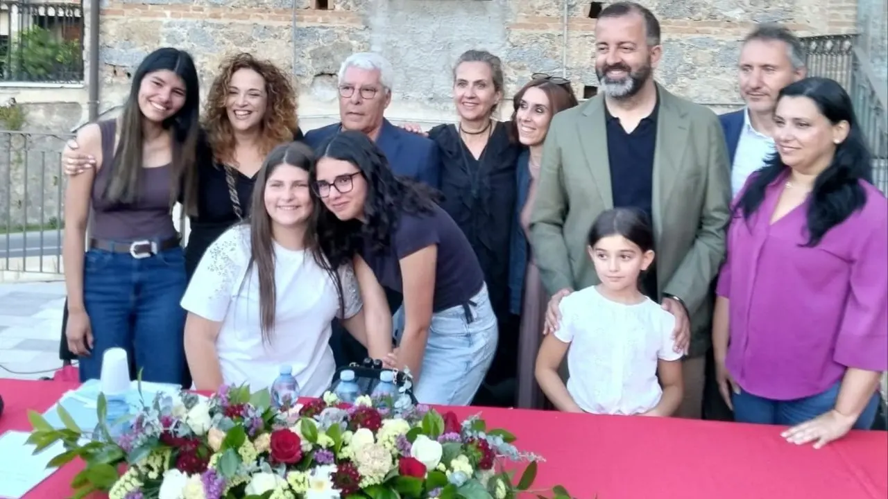 Sorianello ricorda Vincenzo Tigani e Anna Verdiglione: una piazza gremita di emozioni, memoria e partecipazione\n