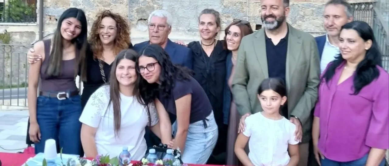 Sorianello ricorda Vincenzo Tigani e Anna Verdiglione: una piazza gremita di emozioni, memoria e partecipazione\n