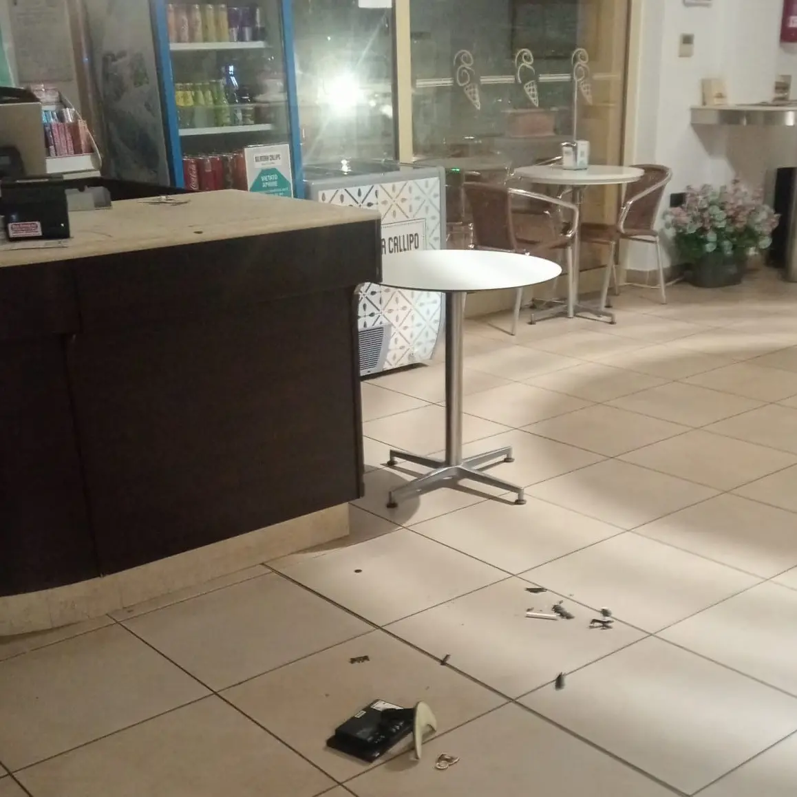 Furto con scasso alla Gelateria Callipo di Pizzo, sottratta nella notte la cassa automatica\n