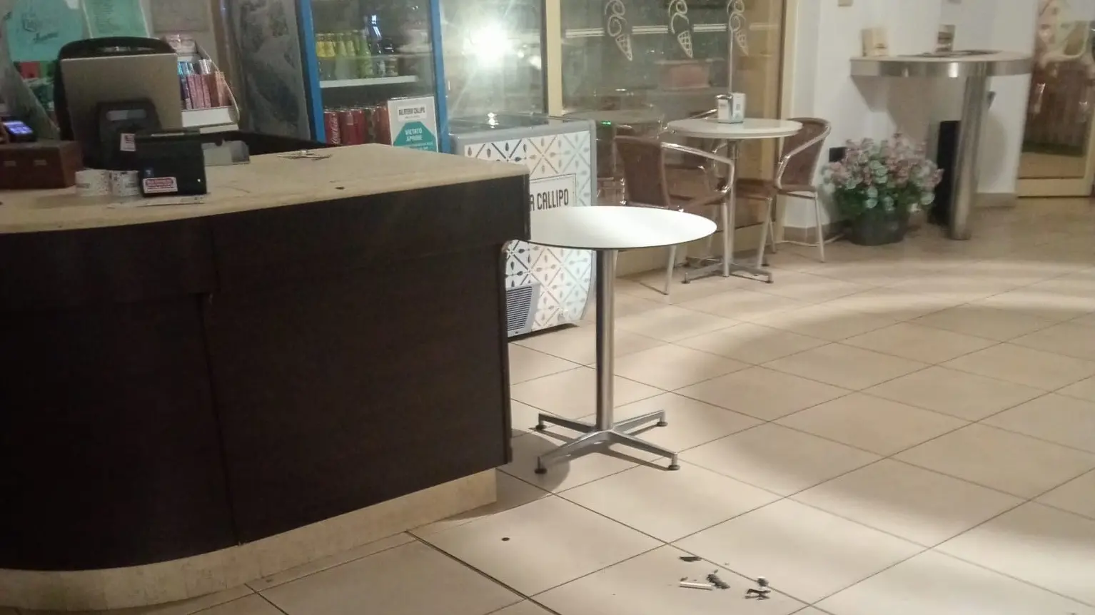 <p>La Gelateria Callipo nel mirino dei ladri</p>\\n
