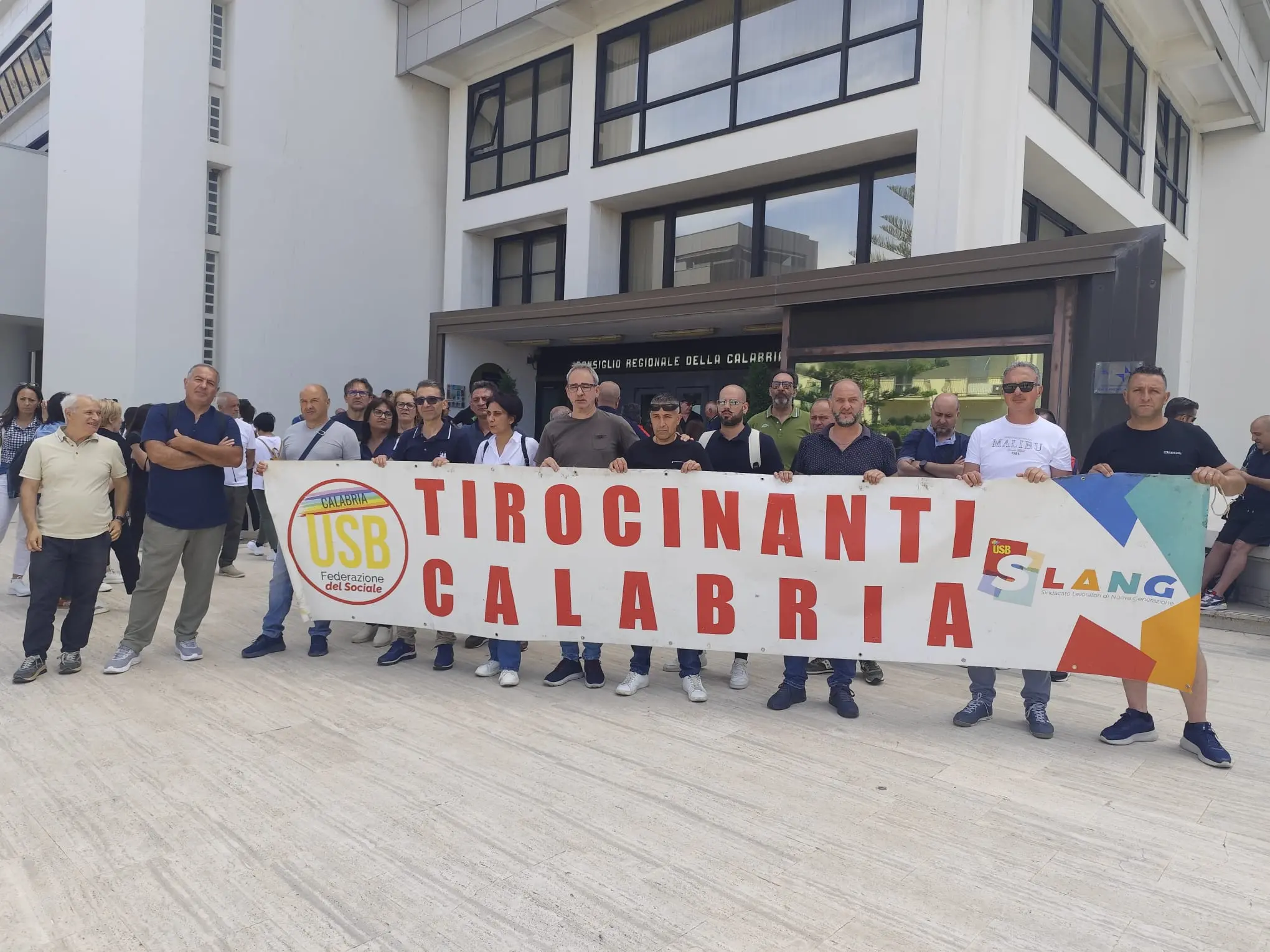 «Dignità e diritti»: nuova protesta dei tirocinanti di inclusione sociale a Lamezia Terme