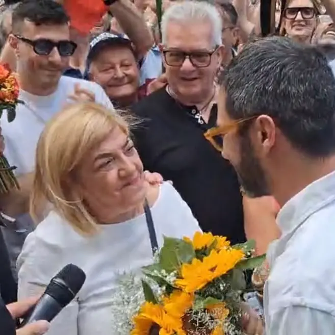 Castrovillari, Bello…\u00A0e gentile: il candidato sconfitto regala un mazzo di fiori al neo sindaco De Gaio\n