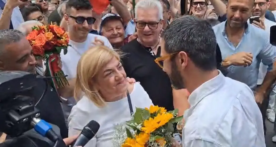 Castrovillari, Bello…\u00A0e gentile: il candidato sconfitto regala un mazzo di fiori al neo sindaco De Gaio\n