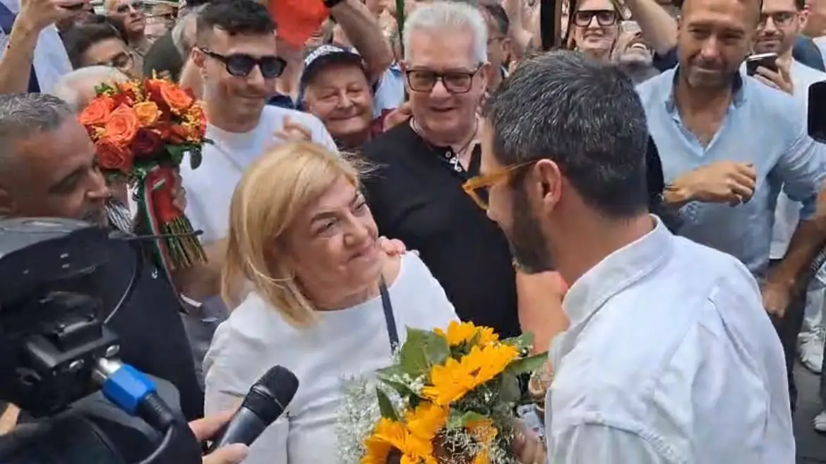 Castrovillari, Bello…\u00A0e gentile: il candidato sconfitto regala un mazzo di fiori al neo sindaco De Gaio\n