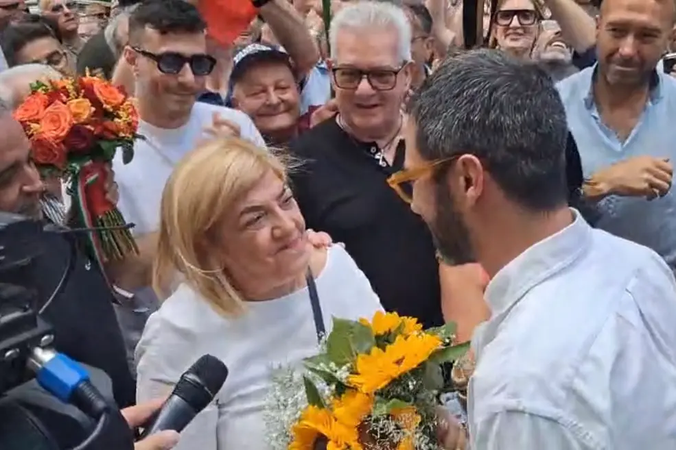 Castrovillari, Bello…\u00A0e gentile: il candidato sconfitto regala un mazzo di fiori al neo sindaco De Gaio\n