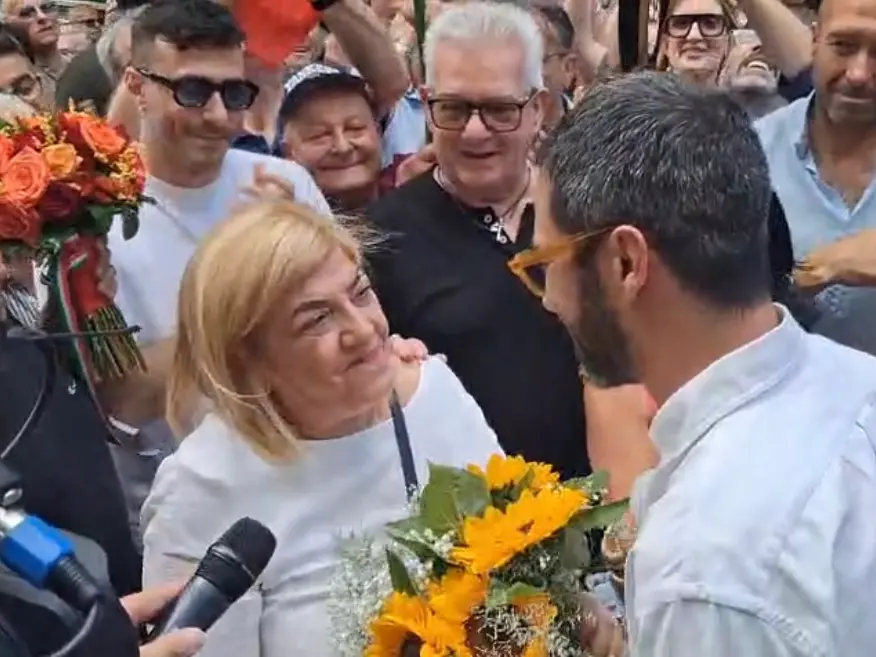 Castrovillari, Bello… e gentile: il candidato sconfitto regala un mazzo di fiori al neo sindaco De Gaio