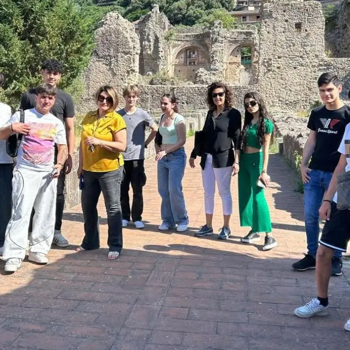Soriano, gli studenti del Liceo Scientifico visitano il Polo Museale. Daffinà: «Rientra nel Progetto Poc, indirizzando gli studenti a scelte consapevoli»\n