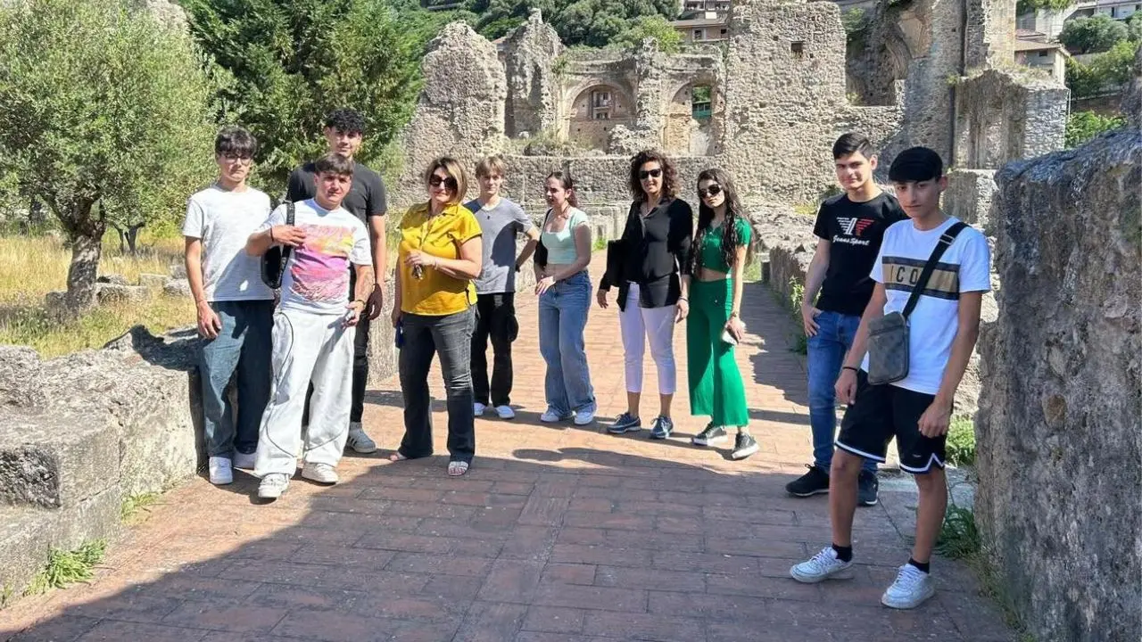 Soriano, gli studenti del Liceo Scientifico visitano il Polo Museale. Daffinà: «Rientra nel Progetto Poc, indirizzando gli studenti a scelte consapevoli»\n