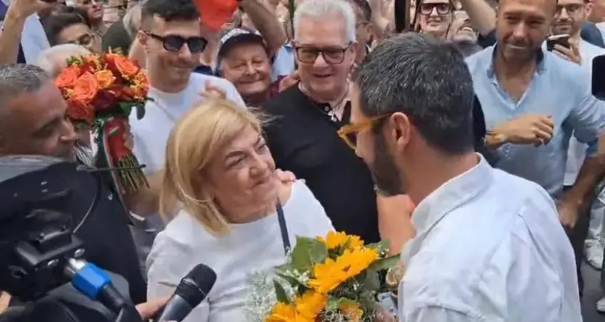 Castrovillari, Bello… e gentile: il candidato sconfitto regala un mazzo di fiori al neo sindaco De Gaio