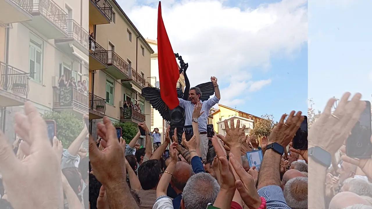 <p>I festeggiamenti per l'elezione di Barile</p>\\n