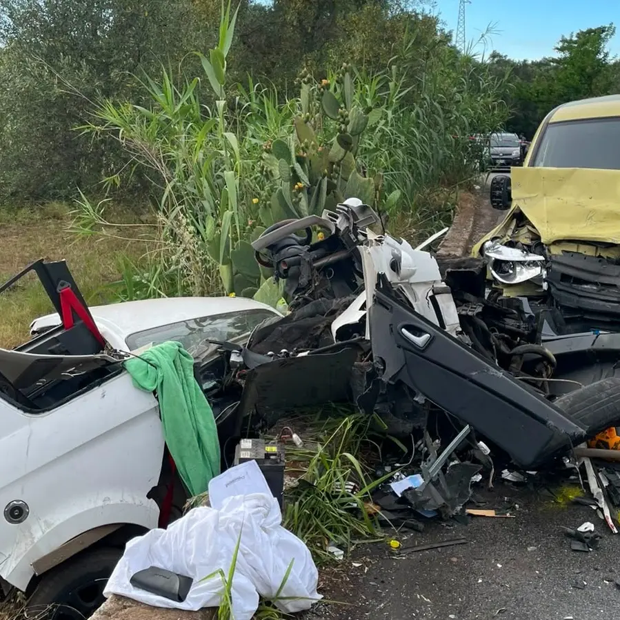 Rizziconi, scontro frontale tra minicar e Doblò: tre feriti, una minorenne in gravi condizioni\n