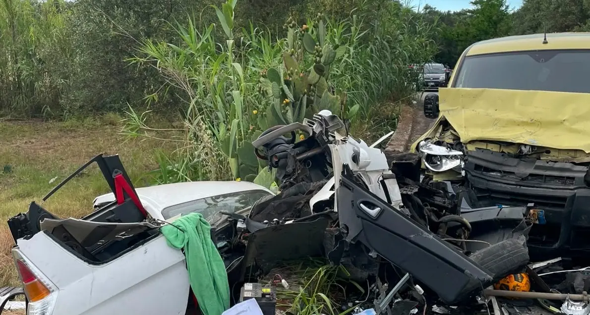 Rizziconi, scontro frontale tra minicar e Doblò: tre feriti, una minorenne in gravi condizioni\n