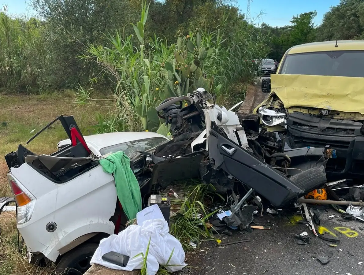 Rizziconi, scontro frontale tra minicar e Doblò: tre feriti, una minorenne in gravi condizioni\n