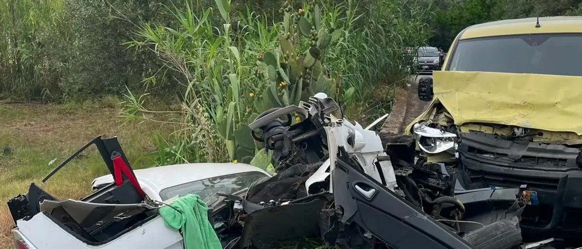 Rizziconi, scontro frontale tra minicar e Doblò: tre feriti, una minorenne in gravi condizioni\n